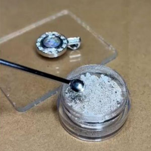 Cremation ashes in jewellery